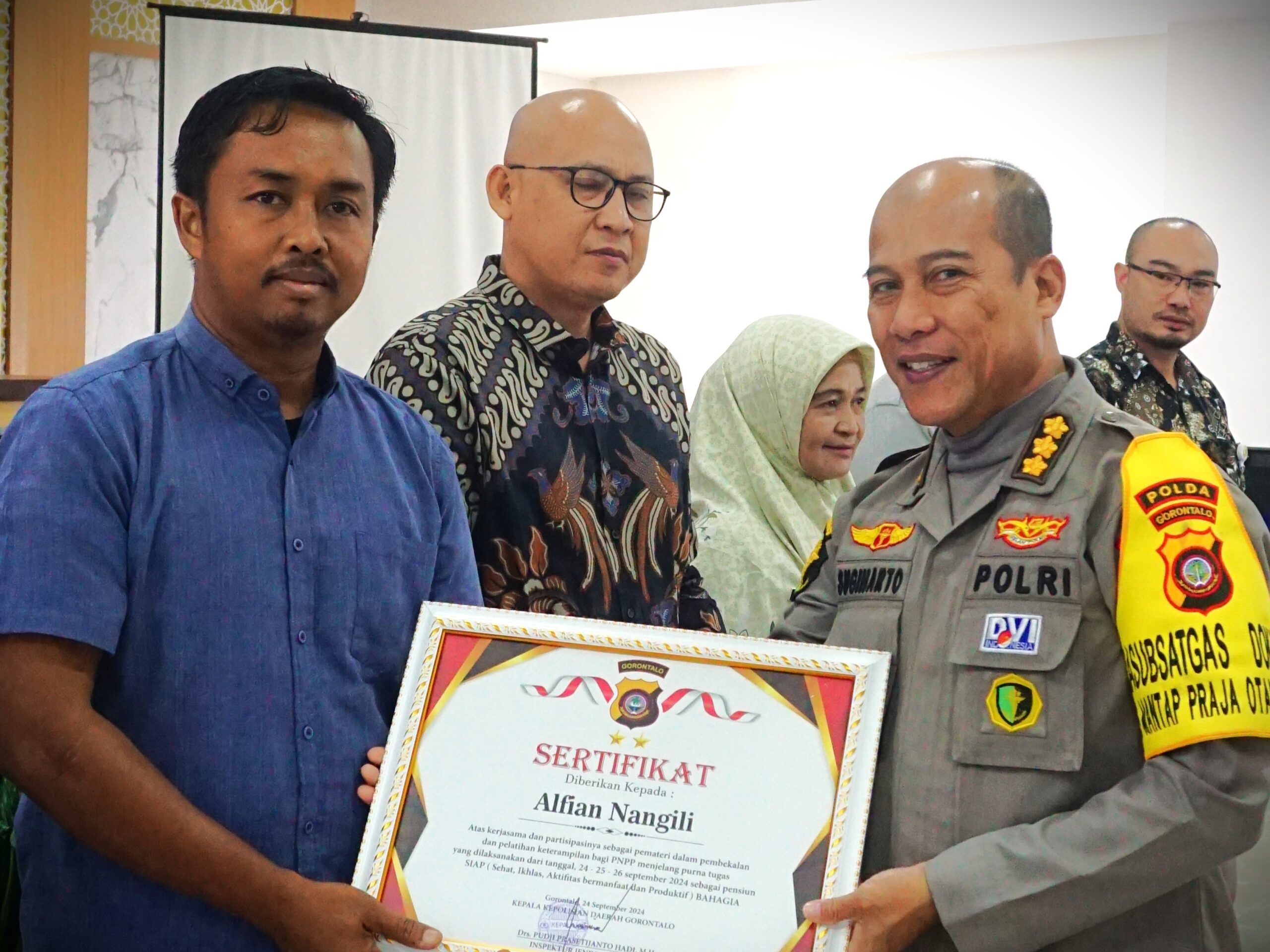 alfian nangili menerima penghargaan dari bupati dalam kegiatan latram pelatihan dan keterampilan untuk anggota polisi polda gorontalo